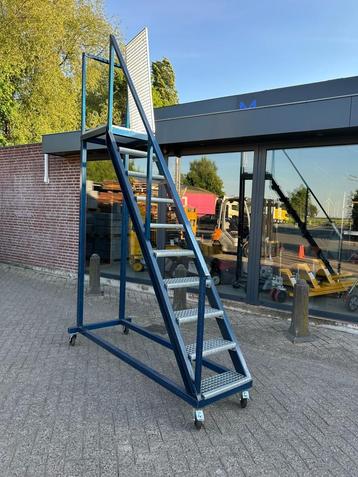 Stalen verrijdbare trap/magazijntrap met bordes 240CM VH beschikbaar voor biedingen