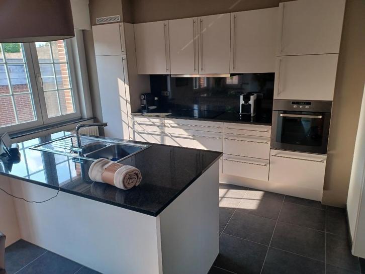 Keuken met eiland en graniet, Huis en Inrichting, Keuken | Complete keukens, Gebruikt, Dubbelwandige keuken, Wit, Graniet of Steen