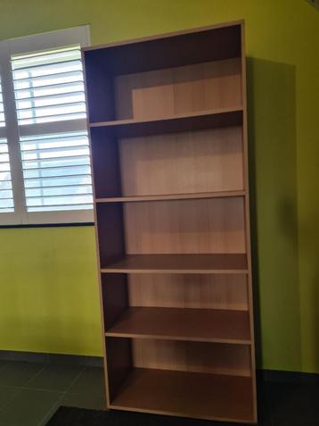 (Boeken)kast beschikbaar voor biedingen