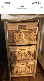 Houten kast met 3 rieten manden., Huis en Inrichting, Ophalen, Zo goed als nieuw