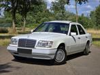 Mercedes E200 W124 benzine schuifdak, Auto's, Oldtimers, Voorwielaandrijving, 4 deurs, Stof, Radio