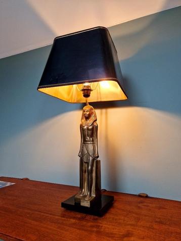 Tafellamp met Egyptische decoratie, Hollywood Regency-stijl, beschikbaar voor biedingen