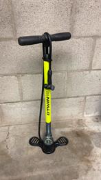B’twin 900 fietspomp, Fietsen en Brommers, Fietsaccessoires | Fietspompen, Ophalen, Drukmeter, Gebruikt