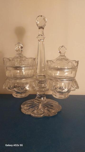 Baccarat kristal op staander.  beschikbaar voor biedingen