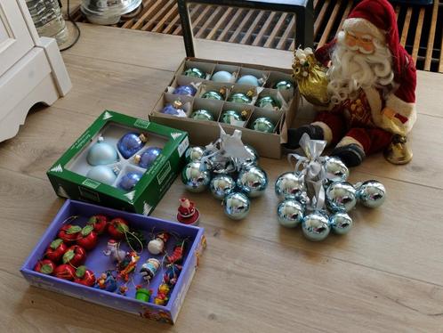 17 boules de Noël bleu pâle et autres décorations, Divers, Noël, Utilisé, Enlèvement ou Envoi