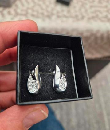 Prachtige moderne zwanvormige oorbellen met crystals  beschikbaar voor biedingen