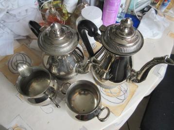 Koffie en theepot met melk/suikerpot zeer goede staat beschikbaar voor biedingen