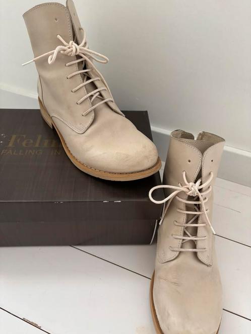 Mooie witte enkellaarsjes 39 van het duurzame merk Felmini, Kleding | Dames, Schoenen, Zo goed als nieuw, Ophalen