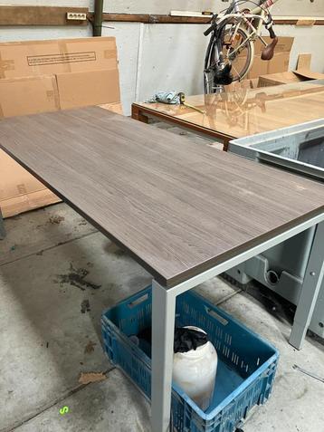 Tafel bruin beschikbaar voor biedingen