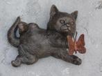 statue d un chat qui joue avec un papillon en bronze patinée, Jardin & Terrasse, Animal, Autres matériaux, Enlèvement ou Envoi