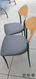 2 Studenten stoelen grijze zitting en houten leuning., Huis en Inrichting, Ophalen, Zo goed als nieuw, Grijs