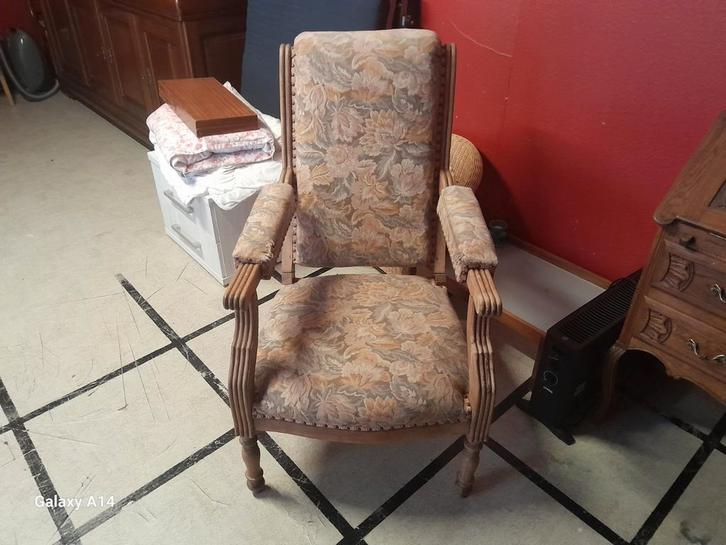 Fauteuil ancien en bois sculpté – style classique, Antiek en Kunst, Antiek | Meubels | Stoelen en Sofa's, Ophalen