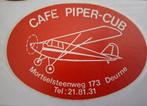 F: sticker Deurne café Piper Cub luchthaven vliegtuig, Ophalen of Verzenden, Zo goed als nieuw, Bedrijf of Vereniging