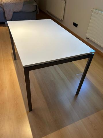 Witte tafel beschikbaar voor biedingen