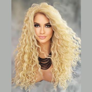 Lace pruik lang lichtblond haar met krullen Delaney kleur 61