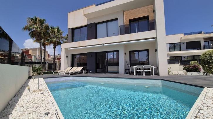 Vrijstaande villa met onderbouw bij de zee in Torrevieja, Immo, Buitenland, Spanje, Woonhuis, Overige