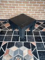 Houten salontafeltje, Enlèvement