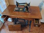 Oude Singer naaimachine met tafel, Ophalen