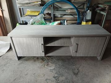 Tv kast beschikbaar voor biedingen