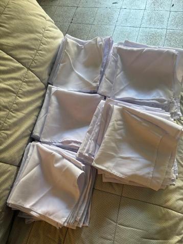 Lot de 190 serviettes tissu polyester blanc 46x46 cm beschikbaar voor biedingen