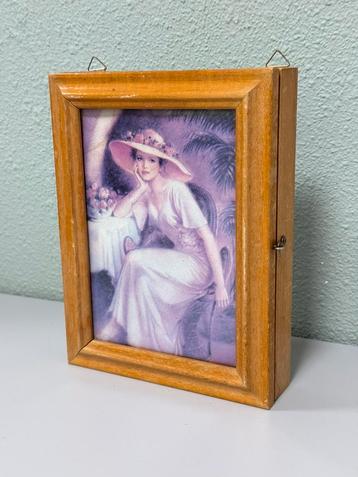Antiek Sleutelkastje hout met schilderij houten sleutel-kast beschikbaar voor biedingen