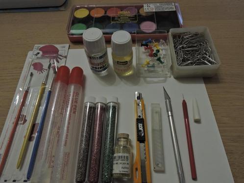 lot knipvellen, ornare, vernis, lijm glitter, kaarten enz, Hobby en Vrije tijd, Kaarten | Zelf maken, Zo goed als nieuw, Pons of Mal