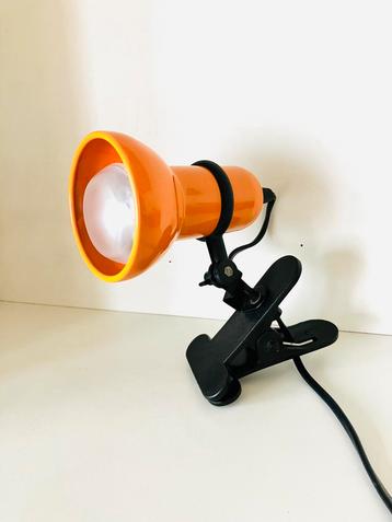 VINTAGE 70’s ORANJE KNIJPSPOT VAN “MASSIVE” (Zie Beschr.) beschikbaar voor biedingen