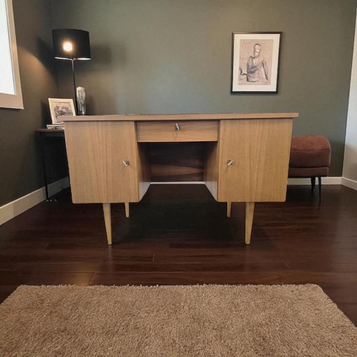 Vintage houten bureau / desk, Antiek en Kunst, Antiek | Meubels | Tafels, Ophalen of Verzenden