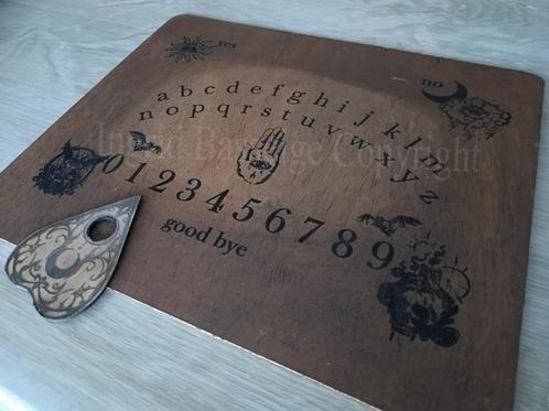 Uniek Ouija bord te koop. Moet weg wegens rare geluiden 's n, Huis en Inrichting, Woonaccessoires | Tekstborden en Spreuken, Nieuw