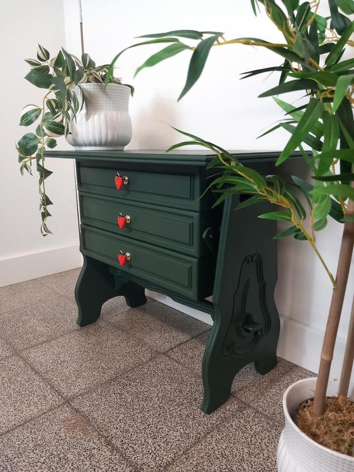 Groen naaitafeltje/bijzettafeltje kastje met aardbei knopjes, Huis en Inrichting, Kasten | Ladekasten, Ophalen