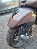 Scooter piaggio primavera, Fietsen en Brommers, Ophalen, Zo goed als nieuw