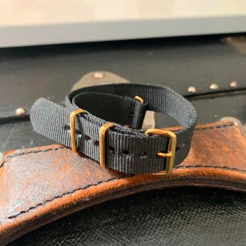 zwarte nylon NATO-band met gouden gespen beschikbaar voor biedingen