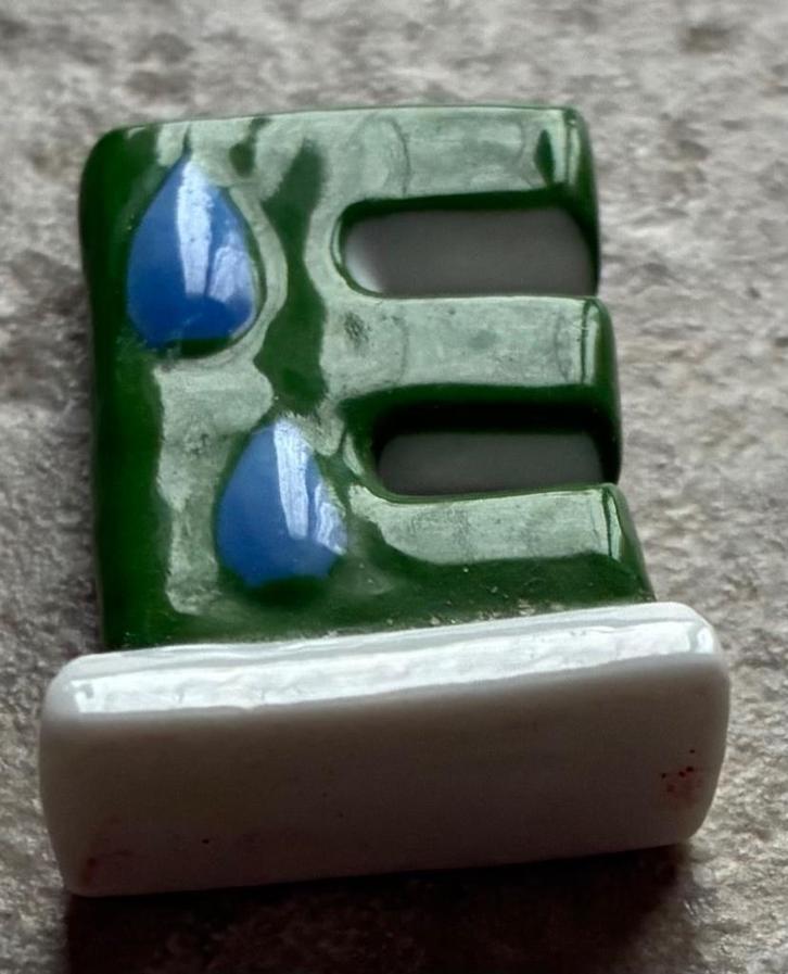 fève lettre E - vert / bleu / blanc - très bon état et propr, Verzamelen, Beelden en Beeldjes, Zo goed als nieuw, Overige typen
