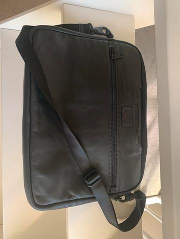 Tumi Computer cuir noir, Enlèvement, 17 pouces ou plus, Neuf, Porte-document