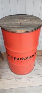 Set van 2 rode olievaten met houten blad geschikt als tafel, Ophalen, Gebruikt