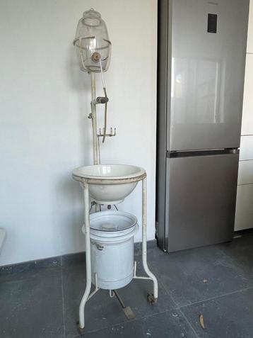Medische lavabo jaren 1930 beschikbaar voor biedingen