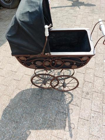 Een zeer oude Rieten poppenwagen  rond 70jaar oud beschikbaar voor biedingen