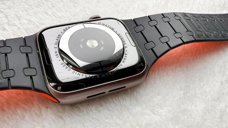 Apple Watch Series 5 44 mm (GPS) + VOLLEDIG PAKKET, Handtassen en Accessoires, Horloges | Heren, Gebruikt, Polshorloge, Overige merken