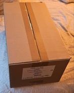 Sealed case back to school 2024 chest pokemon, Hobby en Vrije tijd, Ophalen of Verzenden, Booster