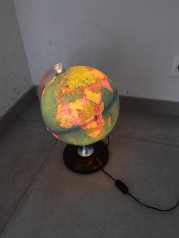 Wereldbol met licht beschikbaar voor biedingen