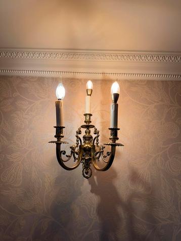 Twee sierlijke bronzen muurlampen. beschikbaar voor biedingen