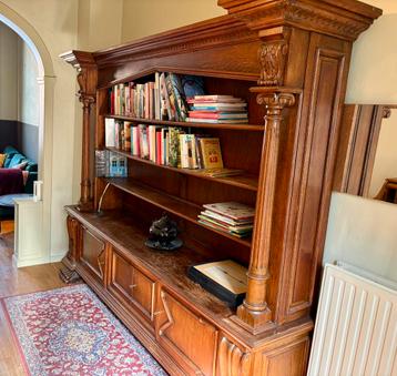 Grote boekenkast beschikbaar voor biedingen