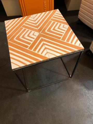 side table beschikbaar voor biedingen