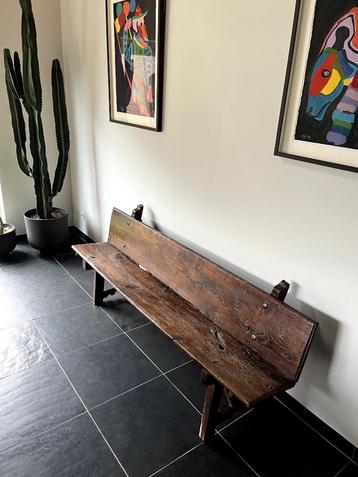 Antieke bank  beschikbaar voor biedingen