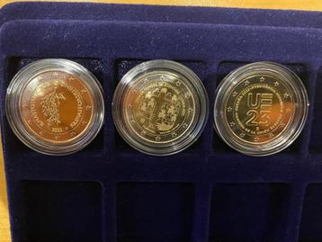 3 pièces commémoratives de 2 euros