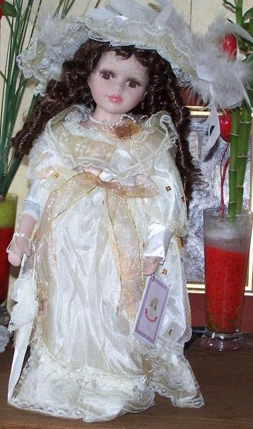 Porseleinen pop- dame met hoed en parasol, Verzamelen, Poppen, Ophalen of Verzenden, Zo goed als nieuw, Accessoires