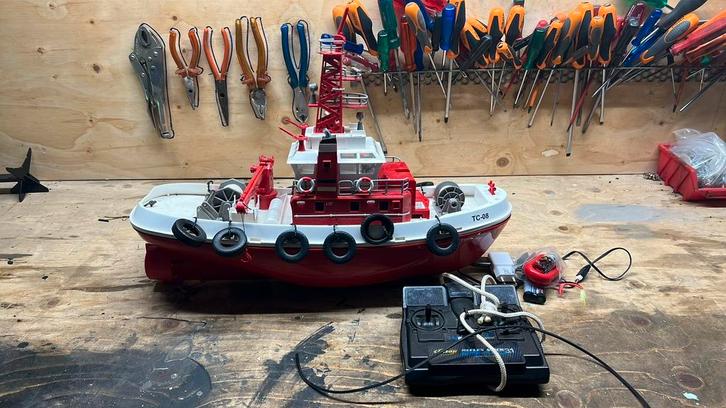 Modelbootje met 2 baterijen, Hobby en Vrije tijd, Modelbouw | Boten en Schepen, Gebruikt, Ophalen