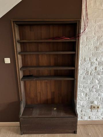 Houten kastje beschikbaar voor biedingen