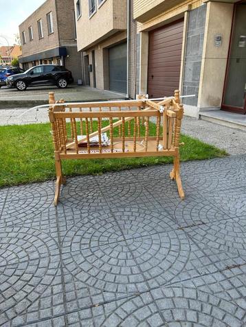 Houten baby wieg  beschikbaar voor biedingen