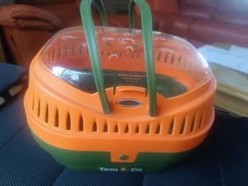 bain de sable chinchilla et panier de transport  disponible aux enchères